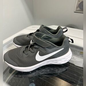 KIDS Nike shoes, gray size 2.5